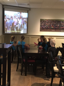 met z'n allen lunchen en voor het sinterklaasjournaal